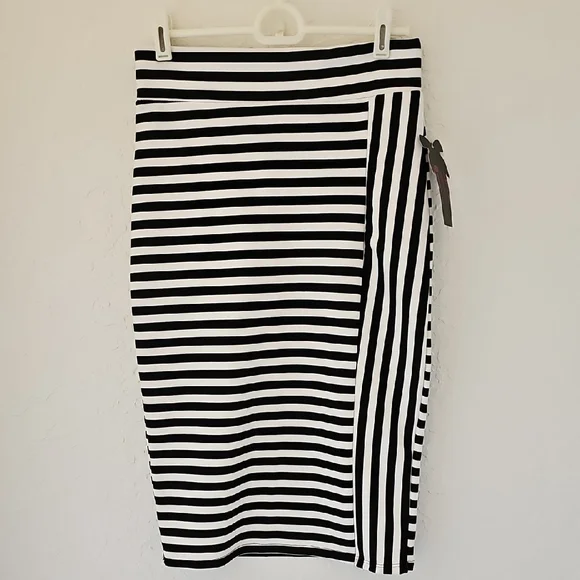 Silhouette Black and White Asymmetrical Pencil Skirt Knee-Length - Picture 5 of 13